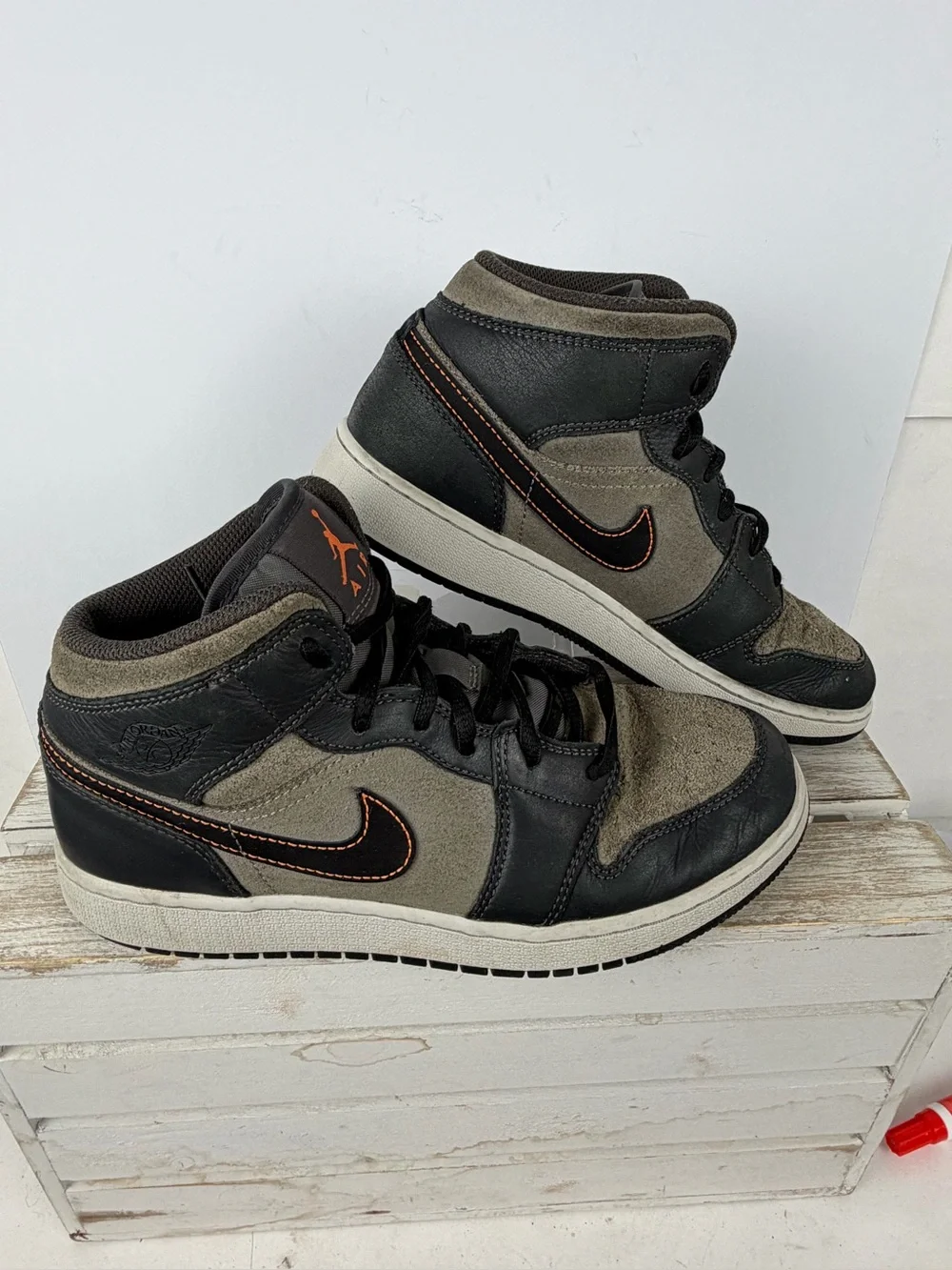 Nike Air Jordan 1 Mid SE sneakers grey/black leather and suede upper size 6.5Y